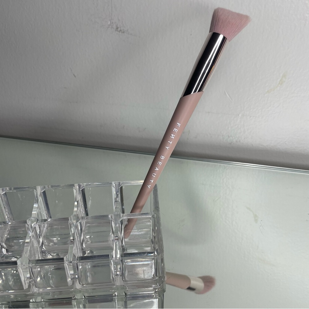 fenty beauty OG highlighter brush